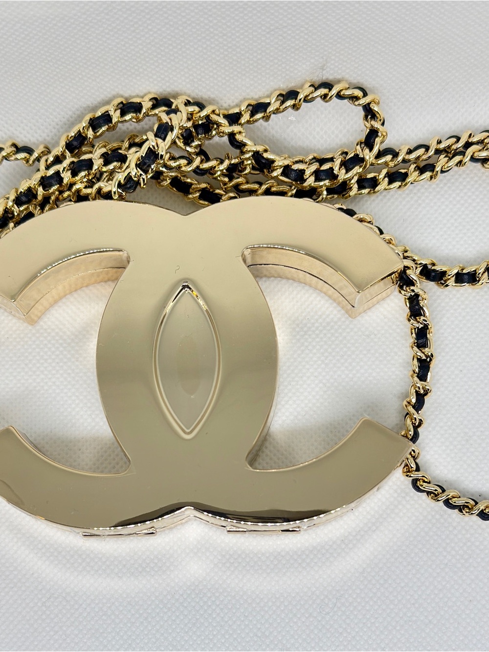 CHANEL Gold Interlocking CC Pendant Necklace/micro bag crossbody - Picture 5 of 10